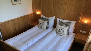 Standard Double Room | 1 bedroom, hypo-allergenic bedding available, desk, iron/ironing board - Hotel Staffler (Wildschönau)