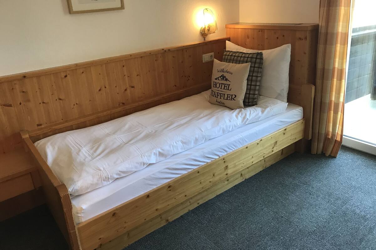 1 dormitorio, ropa de cama hipoalergénica, escritorio
