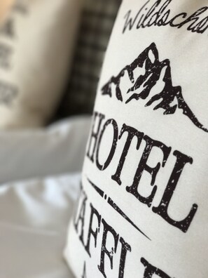 Habitación con 2 camas individuales | 1 dormitorio, ropa de cama hipoalergénica, escritorio