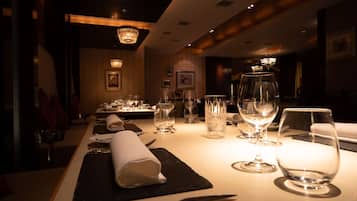 Breakfast and dinner served