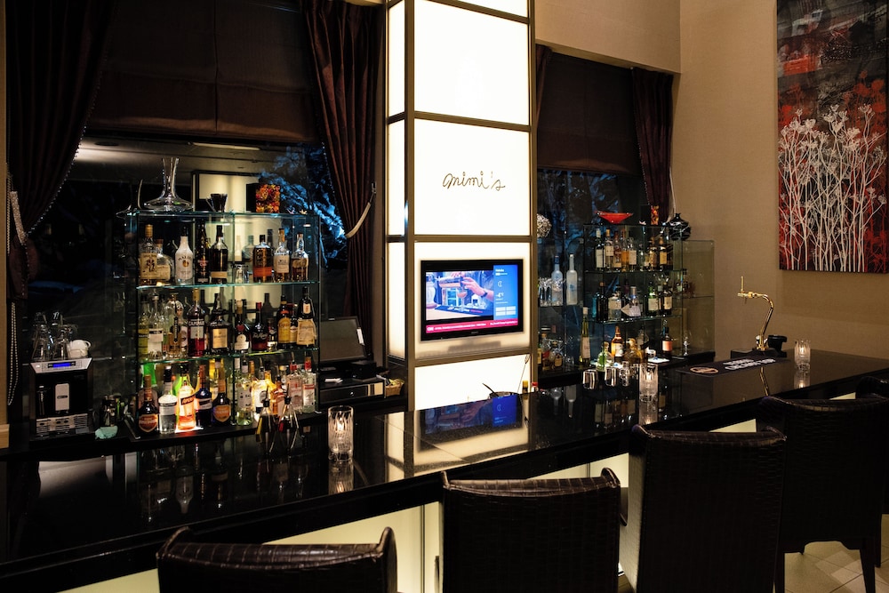 Mimi's Restaurant & Bar by null