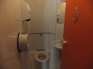 Quarto casal | Banheiro | Chuveiro, secador de cabelo, toalhas de banho 