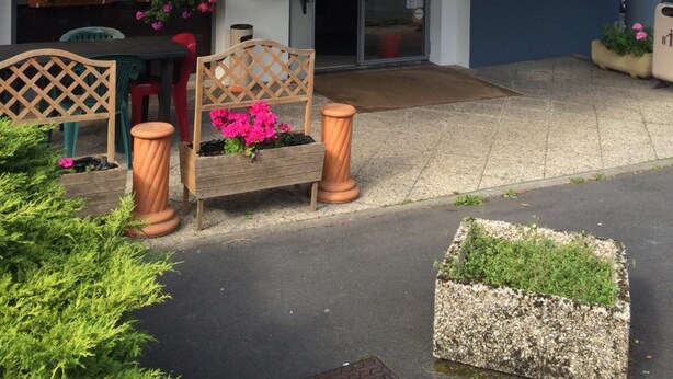 A hotel entrance with a prominent yellow sign reading "HOTEL CLASS'ECO". - Formul'Eco Maubeuge (Maubeuge)