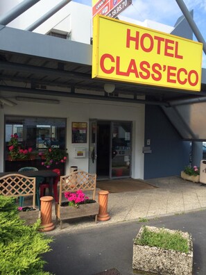 A hotel entrance with a prominent yellow sign reading "HOTEL CLASS'ECO". - Formul'Eco Maubeuge (Maubeuge)