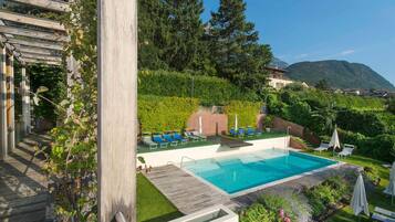 Piscine couverte, piscine extérieure, chaises longues