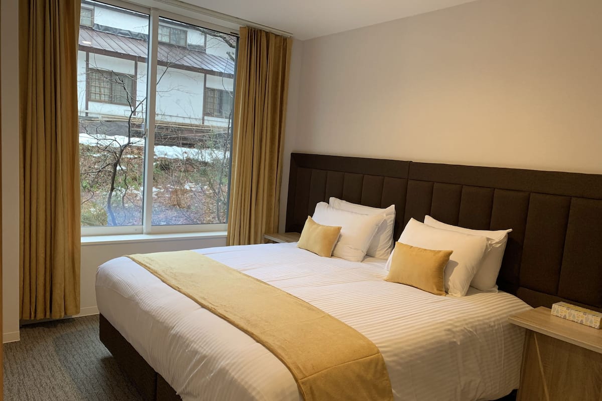 Premium bedding, in-room safe, blackout curtains, soundproofing
