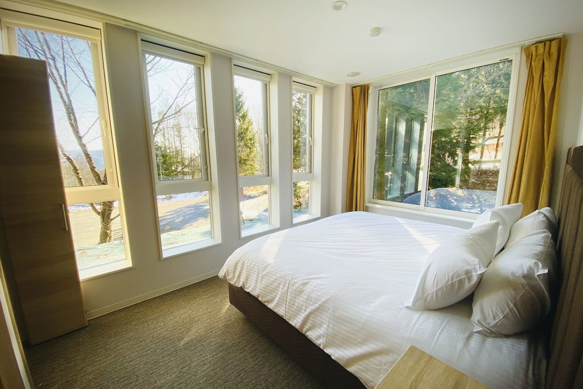 premium bedding, in-room safe, blackout curtains, soundproofing