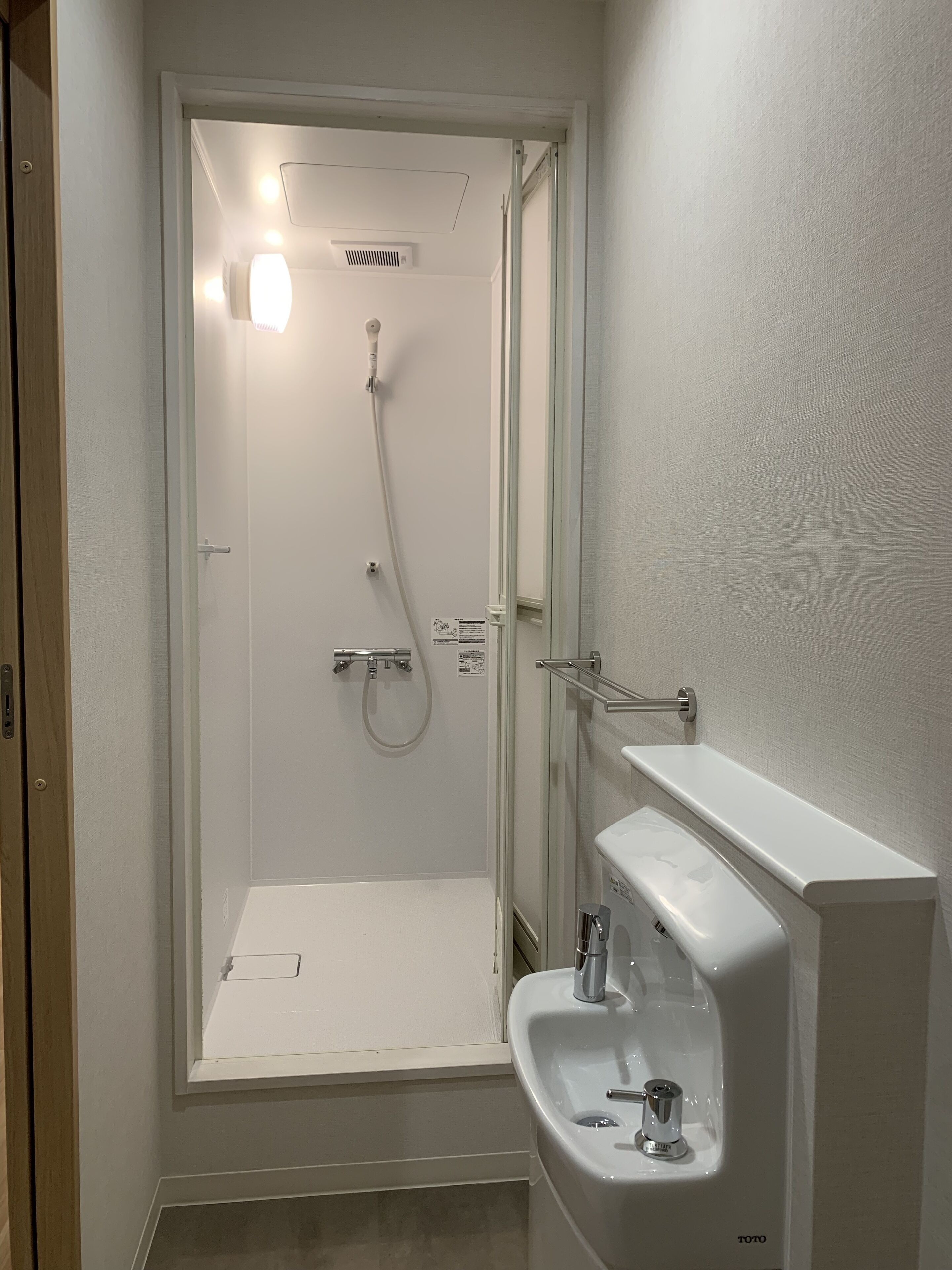 apartment, 3 bedrooms | bathroom | free toiletries, hair dryer, slippers, towels