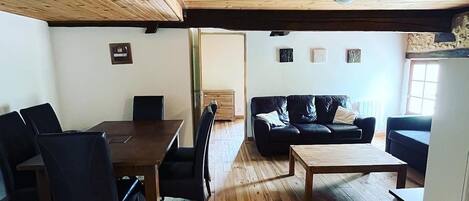 Appartement (Gite Lanquais) | Aire de séjour | Téléviseur à écran plat