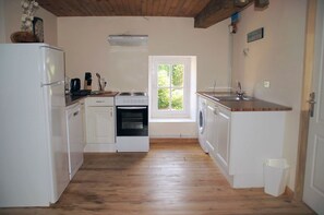 専用キッチン | 大型冷蔵庫、電子レンジ、オーブン、コンロ