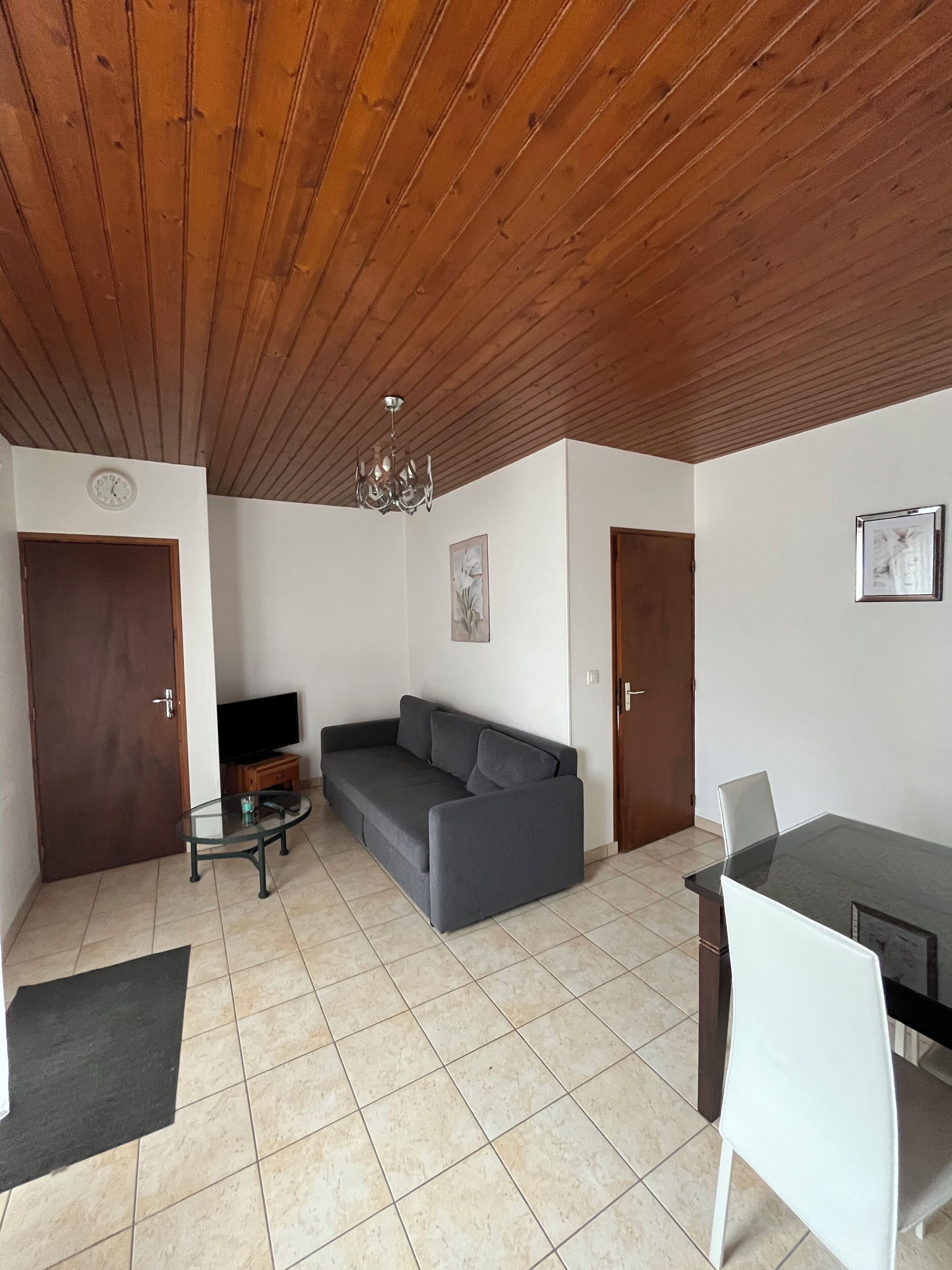 อพาร์ทเมนท์ (Gite Montreal) | บริเวณนั่งเล่น | ทีวีจอแบน