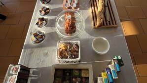 Un buffet de petit-déjeuner avec divers aliments et accompagnements disposés sur une table.