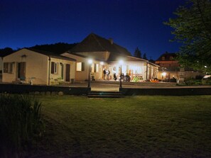 施設の正面 (日没後)