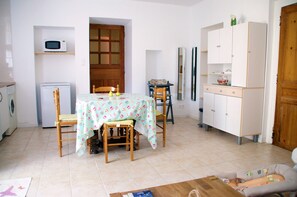 客室内のダイニングエリア