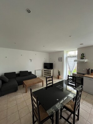 Apartment (Gite Bridoire) | Living area | Flat-screen TV - Le Domaine de l'Etang de Sandanet (Issac)