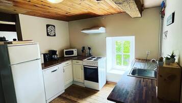 Apartment (Gite Lanquais) | Private kitchen | Full-size fridge, microwave, cookware/dishes/utensils
