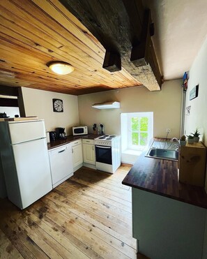 Apartment (Gite Lanquais) | Private kitchen | Full-size fridge, microwave, cookware/dishes/utensils - Le Domaine de l'Etang de Sandanet (Issac)