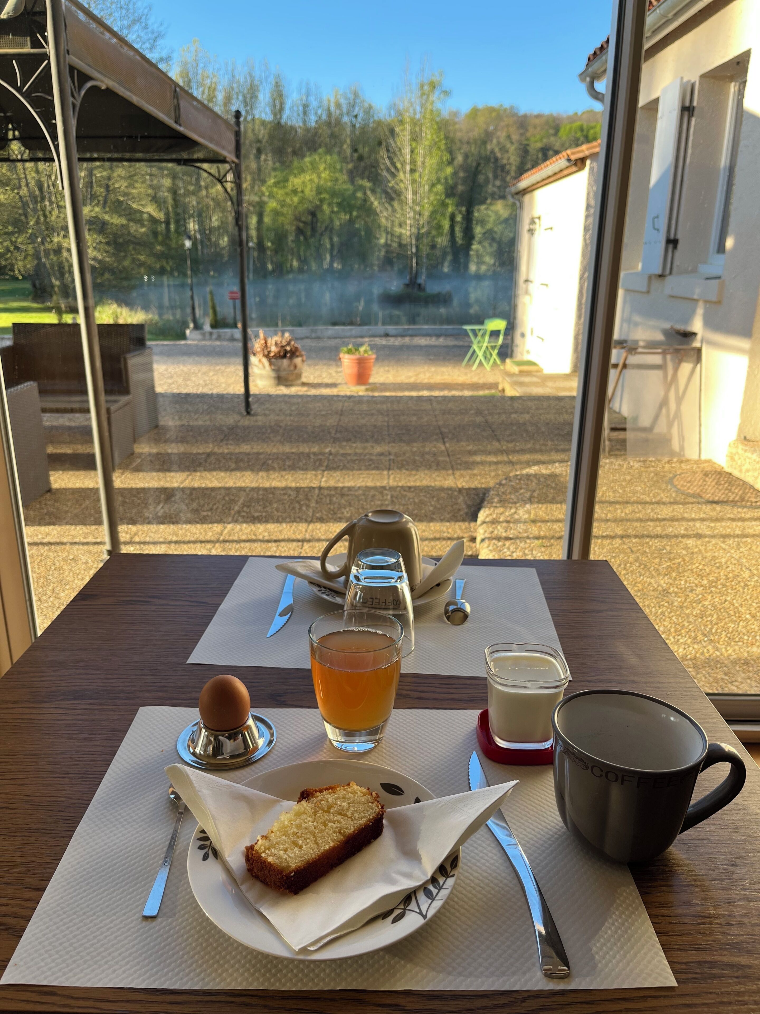 Daily continental breakfast (EUR 10 per person)