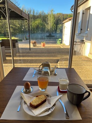 Petit déjeuner continental servi tous les jours en supplément