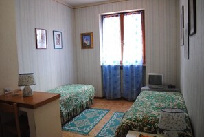 Double or Twin Room, Shared Bathroom | Minibar, cots/infant beds, rollaway beds, free WiFi - Villa Edera (Alghero)