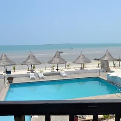 2 hồ bơi ngoài trời, dù/ô trên bãi biển/hồ bơi, ghế dài tắm nắng