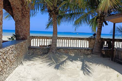 Accommodatie ligt op het strand, wit zand, parasols, strandlakens