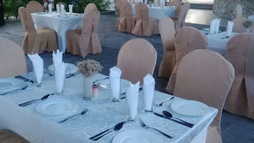 2 restaurants, spécialités Cuisine internationale