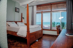 Studio – premium | Tempur-Pedic-senger, safe på rommet og skrivebord