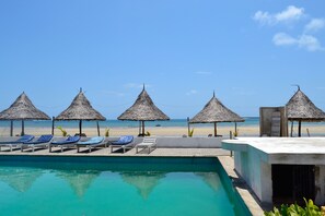 2 utendørsbassenger, bassengparasoller og solsenger