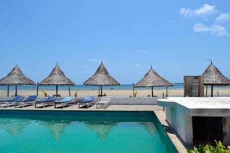 2 piscinas al aire libre, sombrillas, sillones reclinables de piscina. Serene Beach Resort