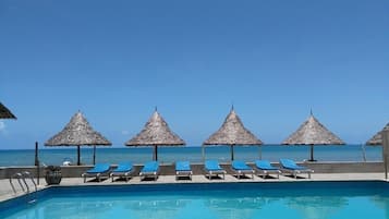 2 piscines extérieures, parasols de plage, chaises longues