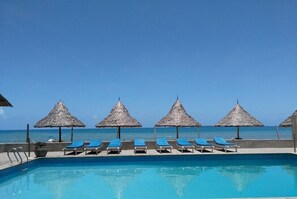 2 Außenpools, geöffnet von 09:00 Uhr bis 18:00 Uhr, Sonnenschirme