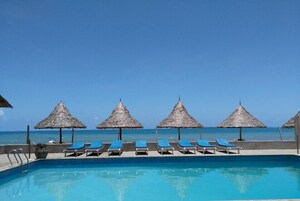 2 Außenpools, geöffnet von 09:00 Uhr bis 18:00 Uhr, Sonnenschirme