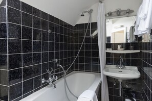 Superior Single Room | Bathroom | Eco-friendly toiletries, hair dryer, bathrobes, slippers - Hotel Villa Meererbusch (Meerbusch)