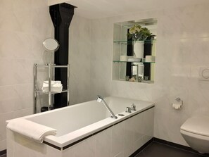 Superior Suite | Bathroom | Eco-friendly toiletries, hair dryer, bathrobes, slippers - Hotel Villa Meererbusch (Meerbusch)