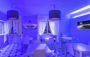 朝食 (ビュッフェ)、毎日提供 (無料)