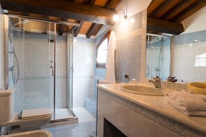 バスルーム | シャワー、バスアメニティ (無料)、ヘアドライヤー、ビデ