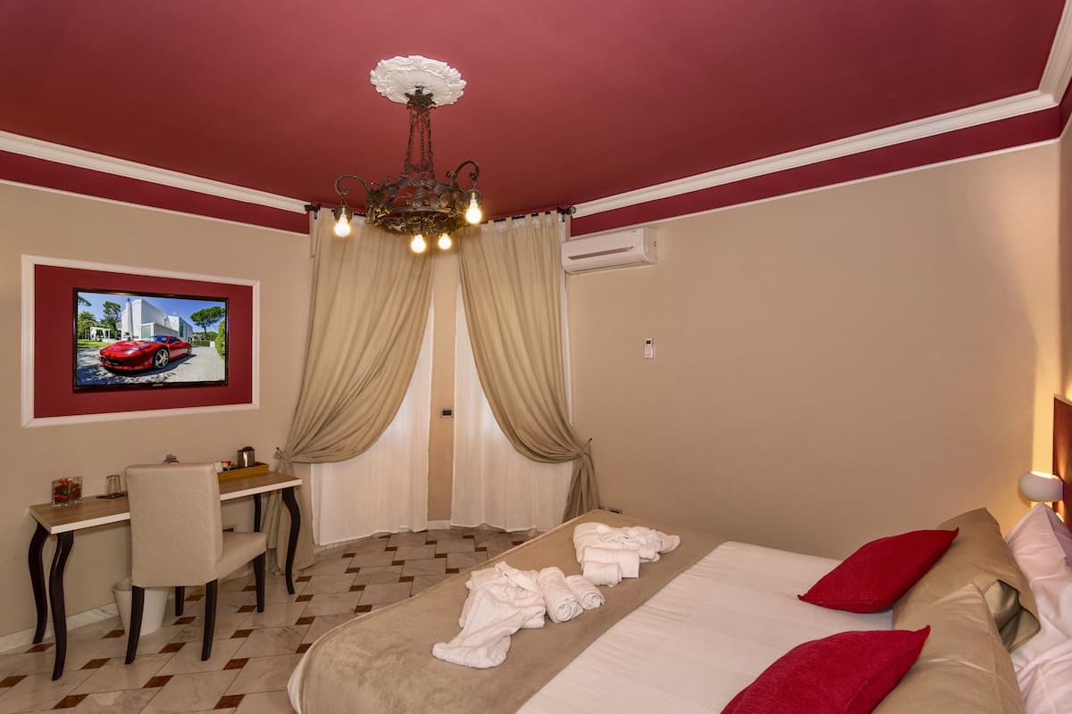 Hypo-allergenic bedding, desk, blackout curtains, free WiFi