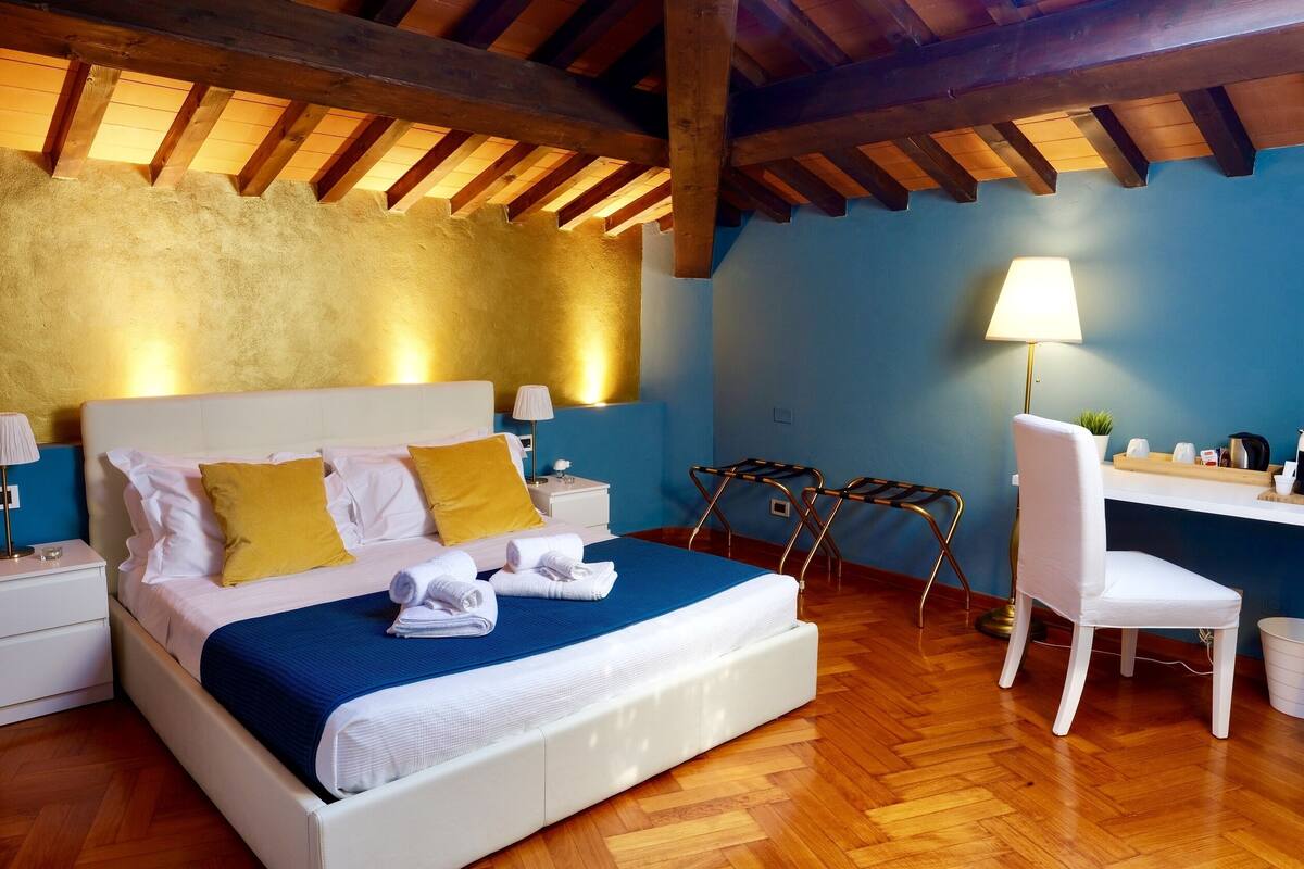 Hypo-allergenic bedding, desk, blackout curtains, free WiFi