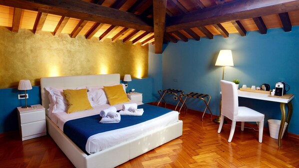 低刺激性寝具、デスク、遮光カーテン、WiFi (無料)