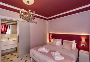 コンフォート ダブルまたはツインルーム エンスイート | 低刺激性寝具、デスク、遮光カーテン、WiFi (無料)