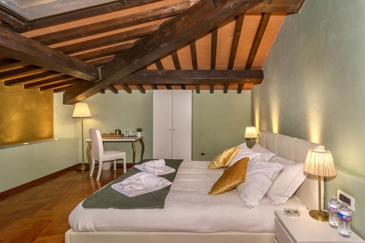 Hypo-allergenic bedding, desk, blackout curtains, free WiFi