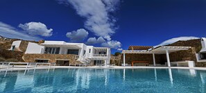 Piscine extérieure, parasols, chaises longues