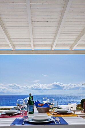 Outdoor dining - Villa Etcetera (Mykonos)