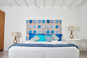 6 عدّة غرف نوم وخزنة داخل الغرفة ومكتب ومكواة/لوح كي