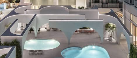 Piscine extérieure, parasols de plage, chaises longues