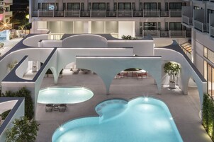 Outdoor pool, pool umbrellas, sun loungers