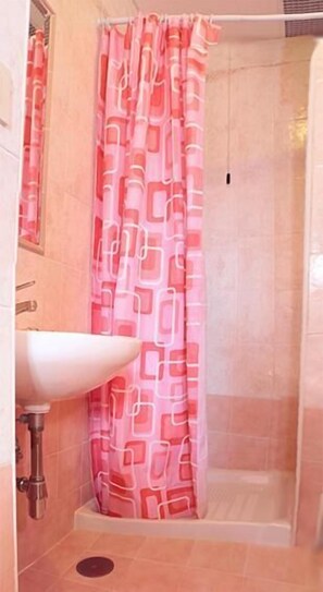 Dusche, Haartrockner, Bidet, Handtücher