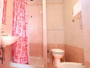 Dutxa, assecador de cabells, bidet i tovalloles