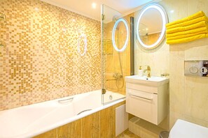 Lägenhet Deluxe - flera sängar - kök (Aivazovsky) | Badrum | Hårtork och handdukar